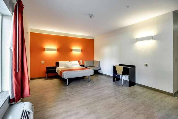 Room 13 of 34